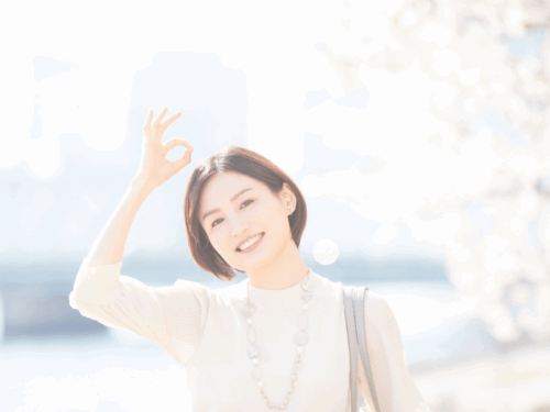 自分に合った脱毛プランを見つけて納得している笑顔の女性。プラン選びの成功イメージを伝える写真。